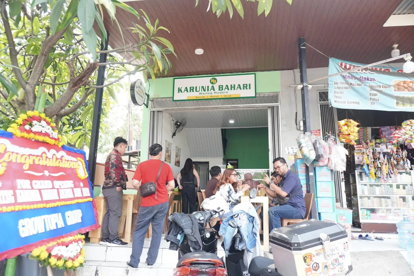 Outlet Warteg Karunia Bahari ramai pelanggan di hari pembukaan